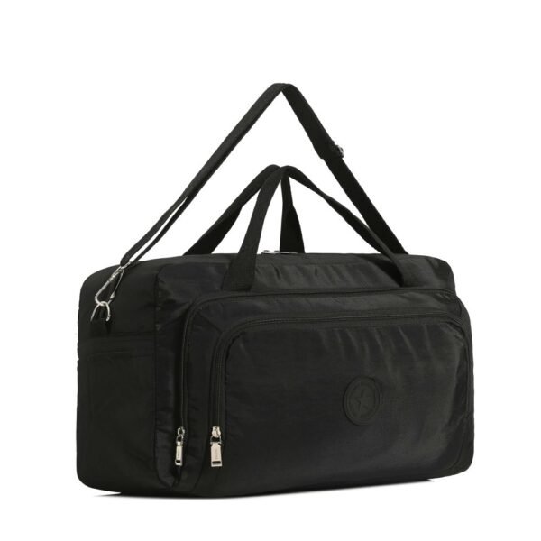 18581 - Bolso Trendy +INFO+FOTOS  Info: Bolsillo fronts, lat, botinero, tir desmnt, org int, suj p valija  Composición: Nylon  Alto: 28cm  Ancho: 48cm  Profundidad: 20cm - Imagen 2