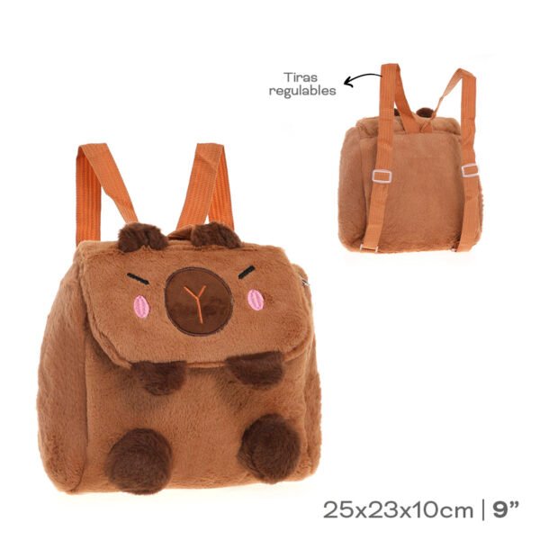 53818M - Mochila Capibara +INFO+FOTOS Info: 9p, tira regulable Composición: peluche Alto: 25cm Ancho: 23cm Profundidad: 10cm